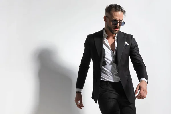 Schöner Macho Dramatisch Trägt Sonnenbrille Und Schwarzen Smoking Einer Mode — Stockfoto