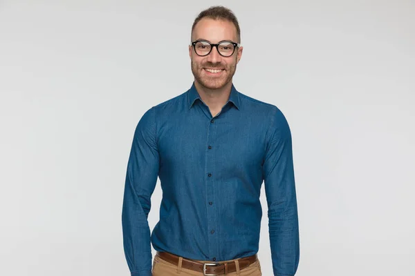 Jonge Casual Man Draagt Een Blauw Shirt Bril Tegen Grijze — Stockfoto