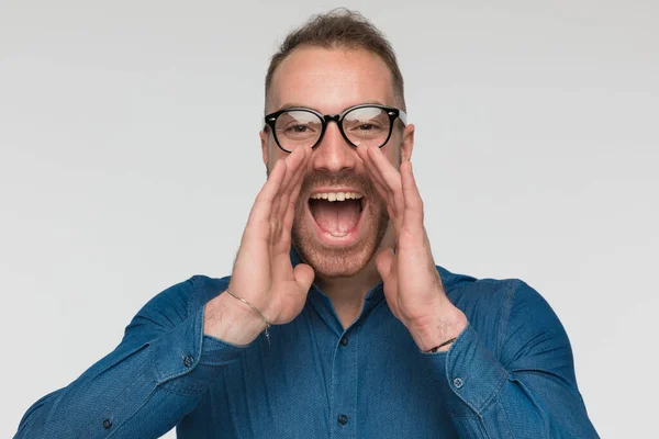 Atraktivní Ležérní Muž Křičí Svými Skvělými Zprávami Nosí Brýle — Stock fotografie