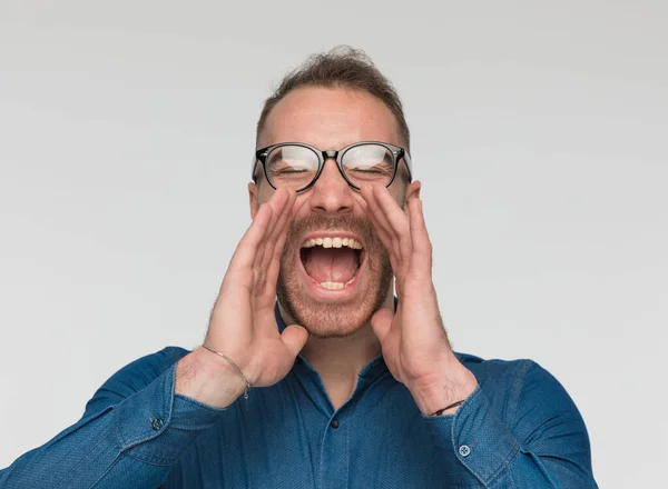 Joven Hombre Casual Gritando Desde Todos Sus Pulmones Usando Anteojos —  Fotos de Stock