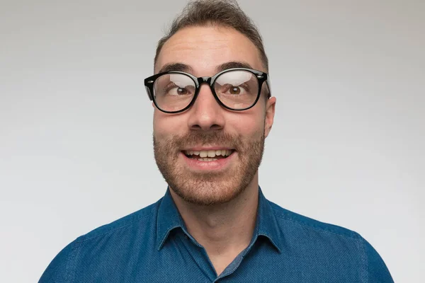 Hombre Casual Guapo Está Cruzando Los Ojos Sonriendo Vistiendo Una — Foto de Stock