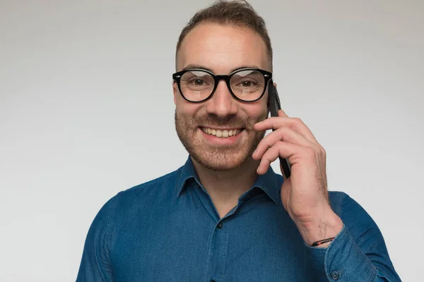 Glücklicher Lässiger Mann Telefoniert Und Trägt Blaues Hemd Und Brille — Stockfoto