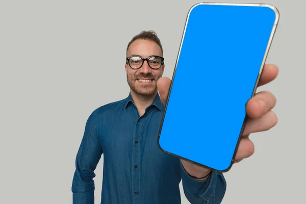 Гарний Випадковий Чоловік Показує Нам Новини Своєму Телефоні Носить Блакитну — стокове фото