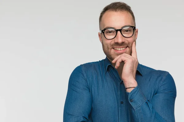 Giovane Uomo Casual Sta Dando Sorriso Carino Alla Fotocamera Indossa — Foto Stock