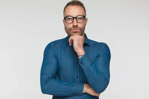 Pohledný Ležérní Muž Dotýká Brady Myšlení Nošení Modré Košile Brýlí — Stock fotografie
