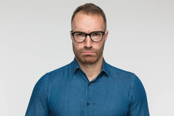Pohledný Ležérní Muž Cítí Uražený Sobě Modré Tričko Brýle Proti — Stock fotografie