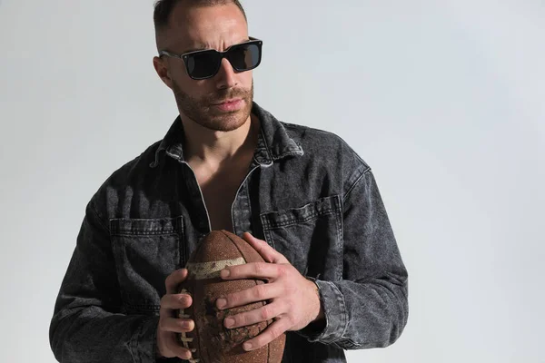 Homem Atraente Com Bola Rugby Vestindo Óculos Sol Olhando Para — Fotografia de Stock