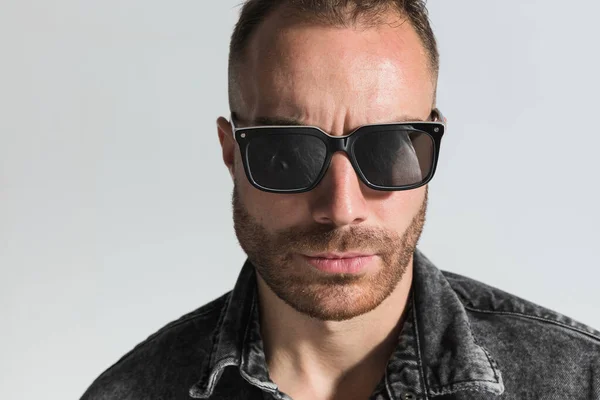 Nahaufnahme Eines Gutaussehenden Bärtigen Mannes Mit Sonnenbrille Der Vor Grauem — Stockfoto