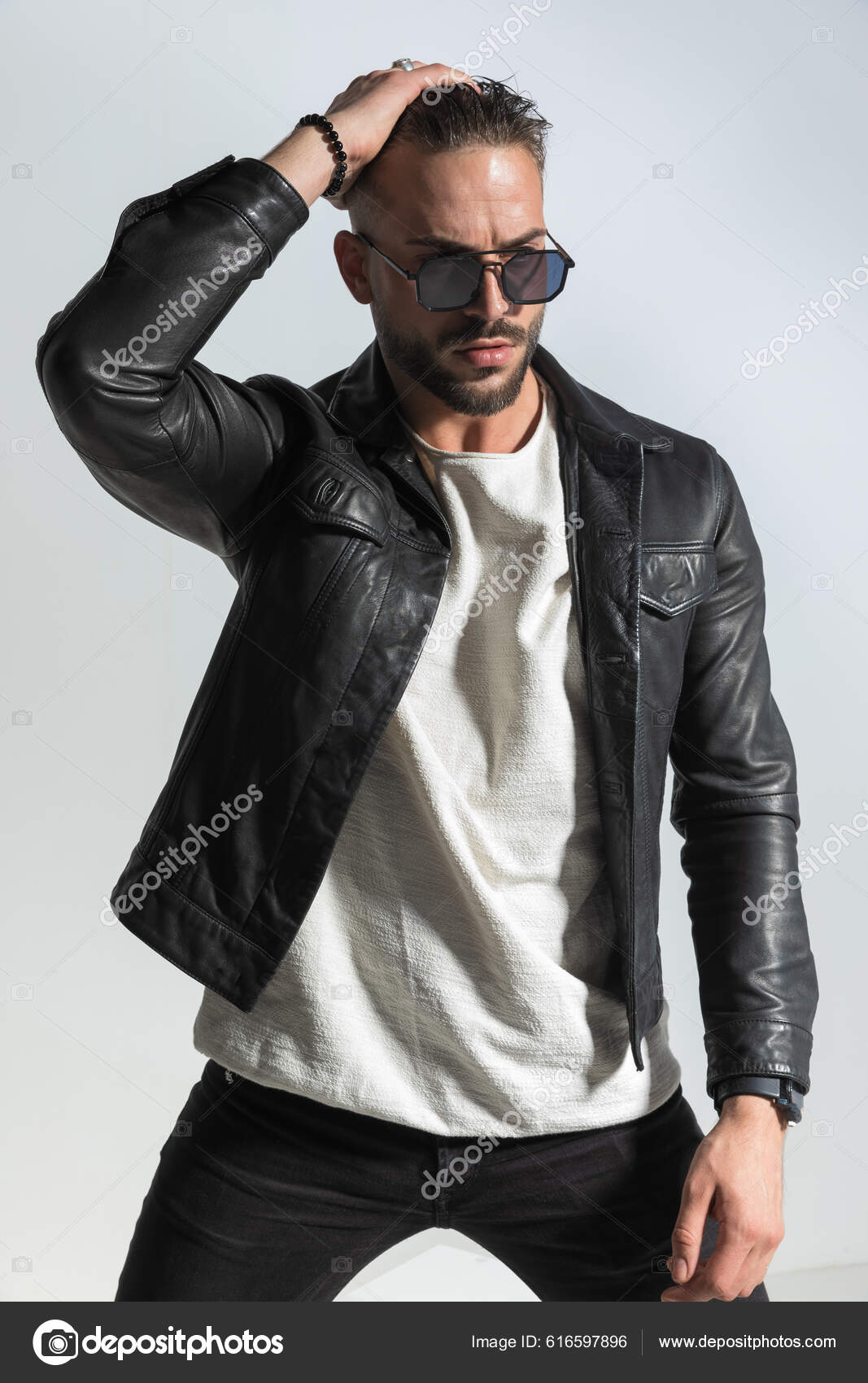 Homem Arrogante Jaqueta Couro Preto Olhando Embora Enquanto Ajusta