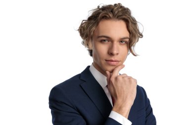 Yakından bakınca mavi gözlü, uzun sarı saçlı, el ele tutuşan ve beyaz arka planda hayal kuran yakışıklı bir adamın resmi.