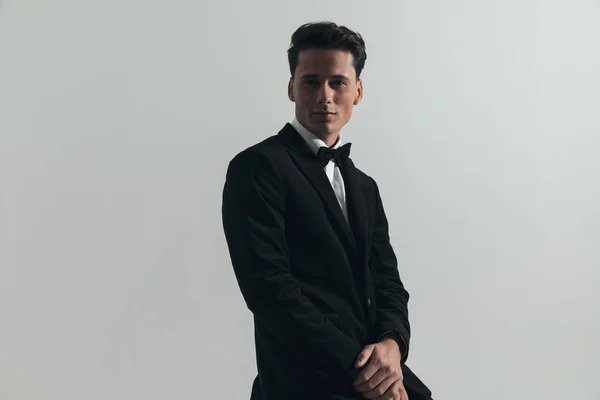 Retrato Joven Novio Feliz Con Esmoquin Negro Con Corbata Sosteniendo —  Fotos de Stock