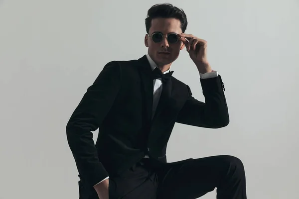 Sexy Hombre Elegante Con Mano Bolsillo Ajustando Gafas Sol Posando — Foto de Stock