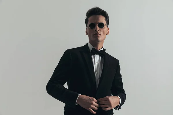 Sexy Junger Geschäftsmann Mit Sonnenbrille Knöpft Schwarzen Smoking Auf Und — Stockfoto