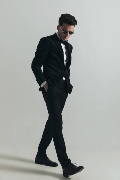 Elegante Hombre Negocios Con Esmoquin Negro Con Gafas Sol Mirando — Foto de Stock