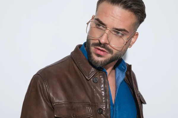 Moda Zdjęcie Fajnego Człowieka Casual Odwracając Wzrok Nosząc Okulary Brązową — Zdjęcie stockowe