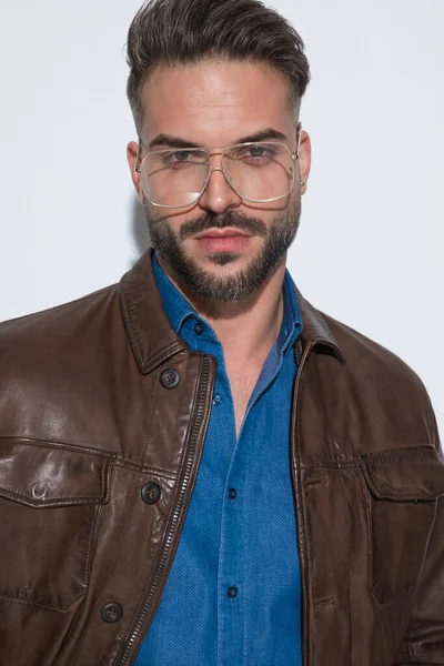 Portrait Homme Décontracté Sexy Portant Des Lunettes Veste Cuir Marron — Photo