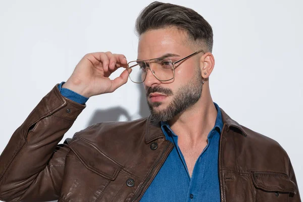 Sexy Casual Mężczyźni Naprawianie Jego Okulary Odwracając Wzrok Noszenie Brązowej — Zdjęcie stockowe
