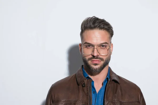 Nahaufnahme Eines Jungen Gutaussehenden Lässigen Mannes Mit Brille Und Brauner — Stockfoto