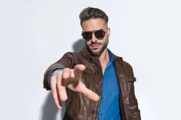 Attractive Casual Man Dominating Frame One Arm Wearing Sunglasses Brown — Stock Photo, Image