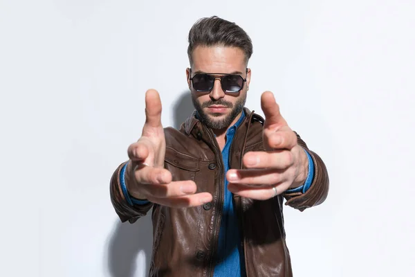 Hombre Casual Sexy Dominando Marco Con Ambas Manos Con Gafas — Foto de Stock