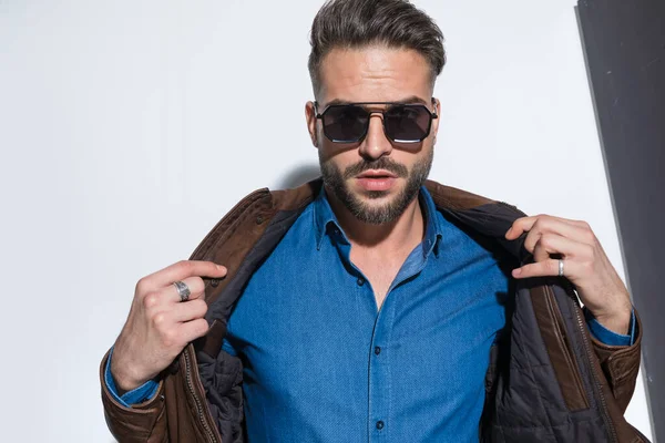 Sexy Casual Homem Tomando Seu Couro Jaqueta Fora Vestindo Óculos — Fotografia de Stock