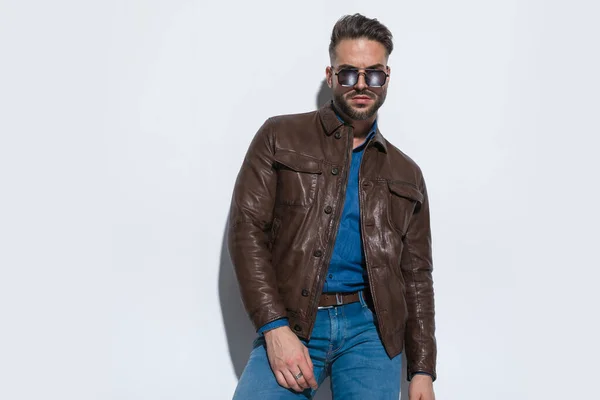Fashion Picture Sexy Casual Man Wearing Brown Leather Jacket Sunglasses — Stock Photo, Image