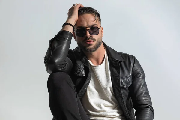 Portrait Confident Bearded Man Wearing Cool Leather Jacket Sunglasses Posing — Stock Photo, Image