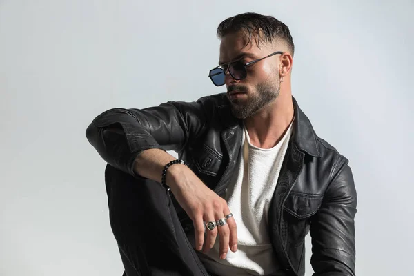 Portrait Jeune Homme Cool Avec Coiffure Moderne Regardant Côté Tout — Photo