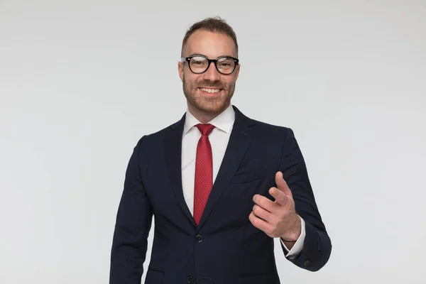 Atrakcyjny Szczęśliwy Biznesmen Celujący Kamerę Uśmiechnięty Noszący Okulary Szarym Tle — Zdjęcie stockowe