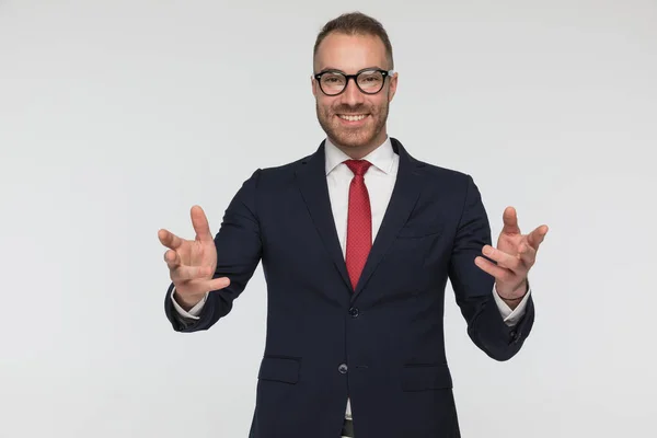 Glücklicher Geschäftsmann Der Mit Offenen Armen Begrüßt Wird Brille Trägt — Stockfoto