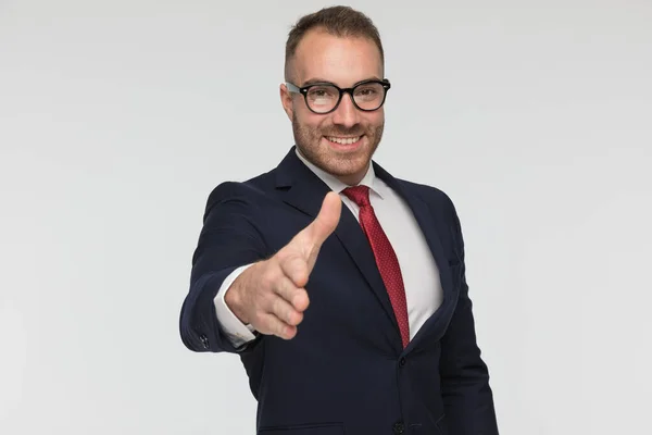 Bonito Empresário Pronto Para Apertar Mãos Dando Grande Sorriso Vestindo — Fotografia de Stock