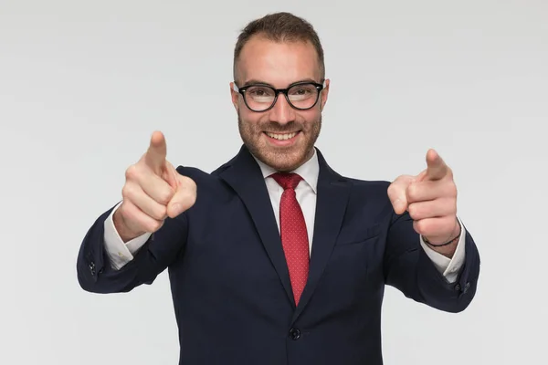 Feliz Hombre Negocios Está Apuntando Cámara Con Ambas Manos Sonriendo — Foto de Stock