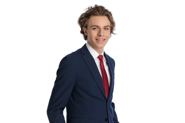 Homem Negócios Atraente Vestindo Terno Elegante Sorrindo Posando Frente Fundo — Fotografia de Stock