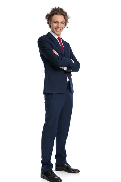 Empresário Animado Terno Elegante Com Cabelos Cacheados Braços Dobráveis Sorrindo — Fotografia de Stock