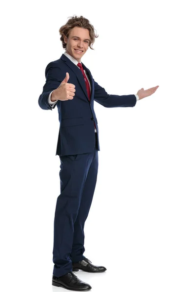 Πλήρους Μήκους Εικόνα Του Χαμογελαστού Κομψό Επιχειρηματία Κοστούμι Κάνοντας Αντίχειρες — Φωτογραφία Αρχείου