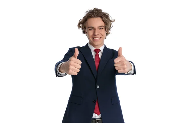 Portret Szczęśliwego Biznesmena Garniturze Czerwonym Krawatem Uśmiecha Się Robi Kciuki — Zdjęcie stockowe