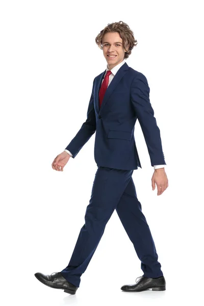 Widok Boku Zdjęcie Eleganckiego Biznesmena Garniturze Krawatem Uśmiechając Się Spacerując — Zdjęcie stockowe