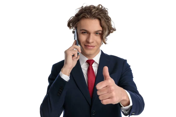 Retrato Homem Negócios Feliz Ter Uma Conversa Telefone Fazer Polegares — Fotografia de Stock