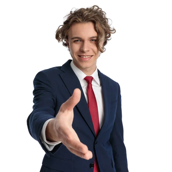Retrato Empresário Atraente Com Cabelos Longos Sorrindo Apertando Mão Selando — Fotografia de Stock
