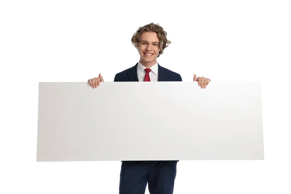 Χαρούμενος Νεαρός Επιχειρηματίας Είναι Ενθουσιασμένος Ενώ Παρουσιάζει Πίνακα Διαφήμιση Μπροστά — Φωτογραφία Αρχείου