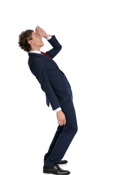 Widok Boku Elegancki Biznesmen Garniturze Czerwonym Krawatem Trzymając Rękę Czoła — Zdjęcie stockowe