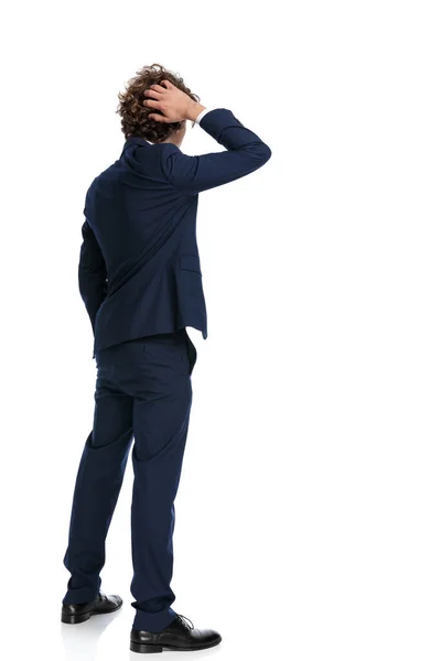 Celkový Obrázek Elegantního Mladého Podnikatele Obleku Škrábání Hlavy Přemýšlení Způsobech — Stock fotografie