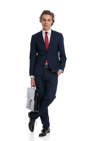 セクシーな若いビジネスマンホールディングバッグとポケットで手でポーズの前に白い背景でスタジオ — ストック写真