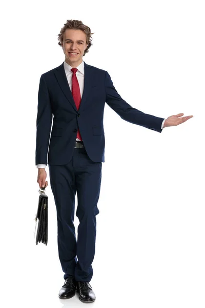Ganzkörperbild Eines Glücklichen Geschäftsmannes Mit Lächelndem Koffer Der Zur Seite — Stockfoto