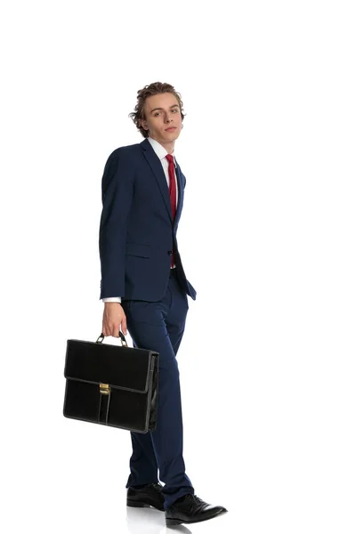 Confiant Homme Affaires Cool Costume Tenant Une Valise Marchant Devant — Photo