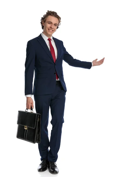 Hrdý Mladý Muž Elegantním Obleku Kufříkem Pozvání Prezentaci Stranu Usmívat — Stock fotografie