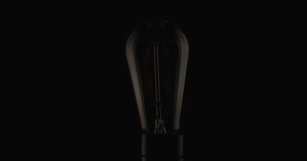 暗い環境で電球が点灯しようとすると — ストック動画