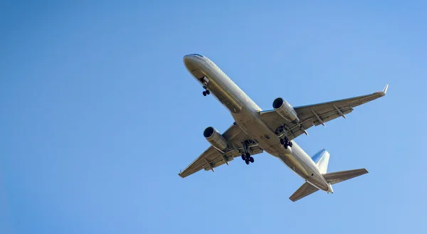 Gökyüzünde bir uçak