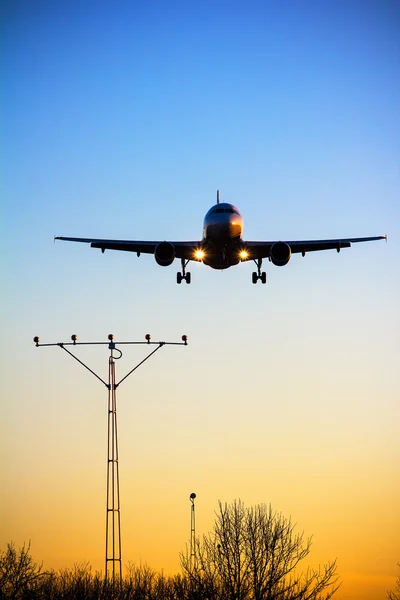 Flugzeug landet bei Sonnenuntergang — Stockfoto