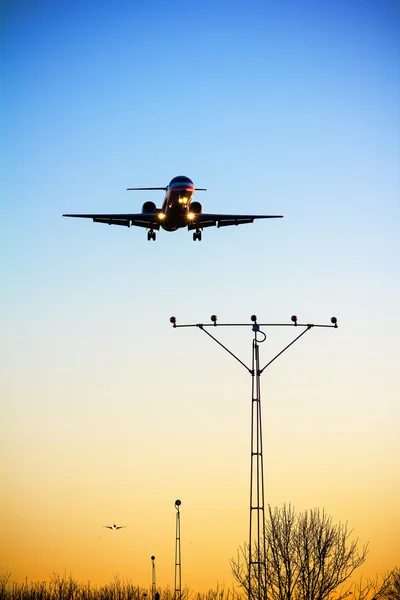Flugzeug landet bei Sonnenuntergang — Stockfoto